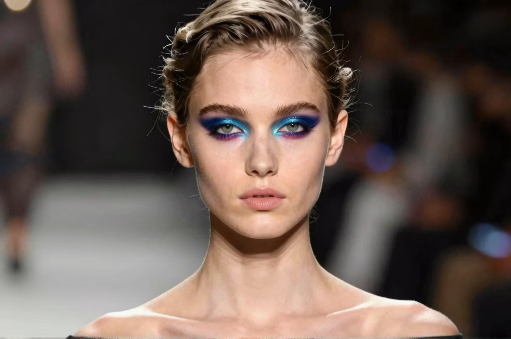Mannequin portant un maquillage artistique d'un maquilleur de mode lors d'une fashion week