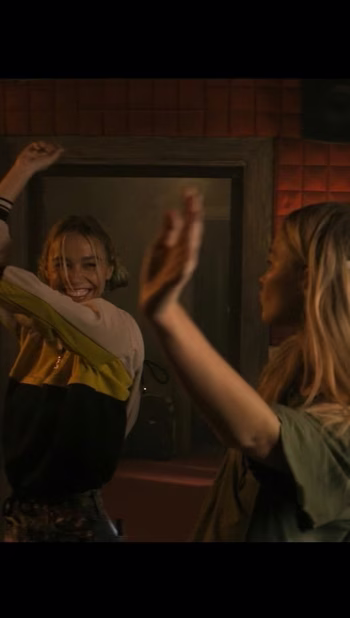 Alexis Ren - Photo 1