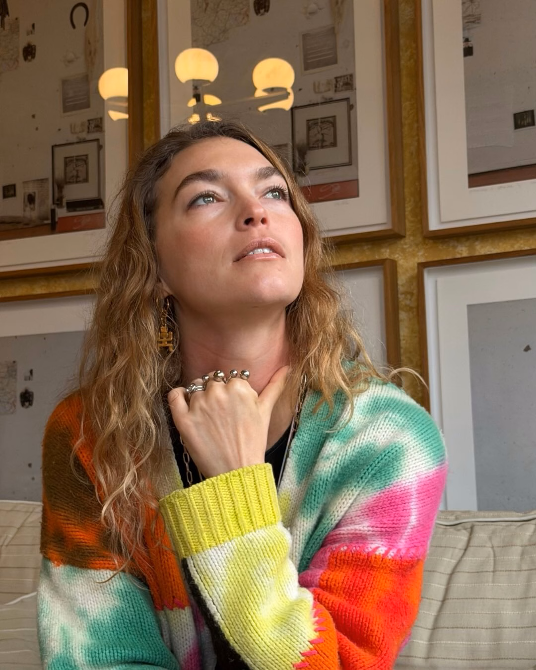 Arizona Muse dans un style lifestyle naturel