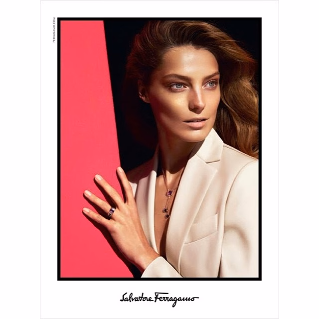 Daria Werbowy pour la campagne Salvatore Ferragamo, regard intense et &eacute;l&eacute;gance naturelle
