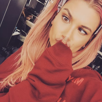 Hailey Bieber - Photo 7