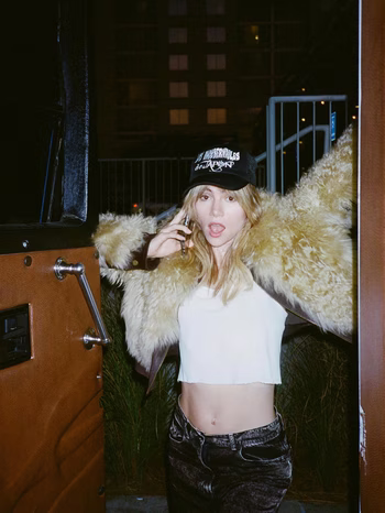 Suki Waterhouse - Photo 7